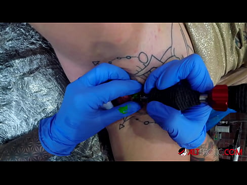 ❤️ Ekstreme tatuita varmulo Sully Savage ricevis tatuon sur sia klitoro ️❌ Bonega porno ĉe porno eo.pornjimbo.ru ❌